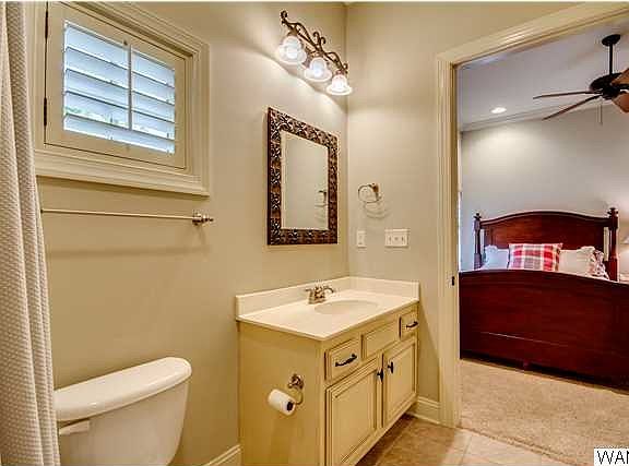 5th image of 704 13th St APT 10