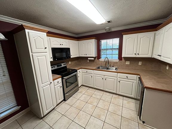 3rd image of 945 Woodard Dr