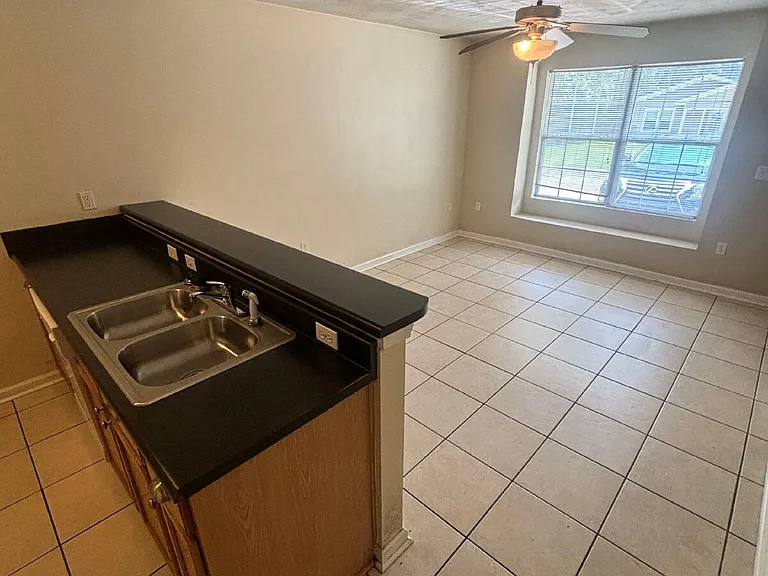 1552 Devoe St — Photo 10