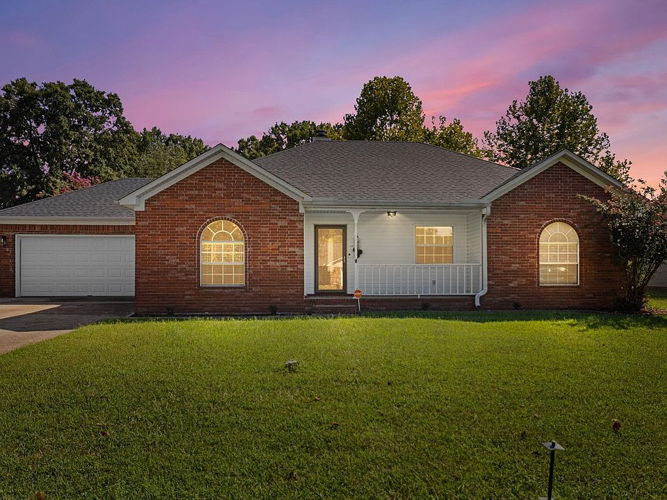 1st image of 15 Red Oak Dr