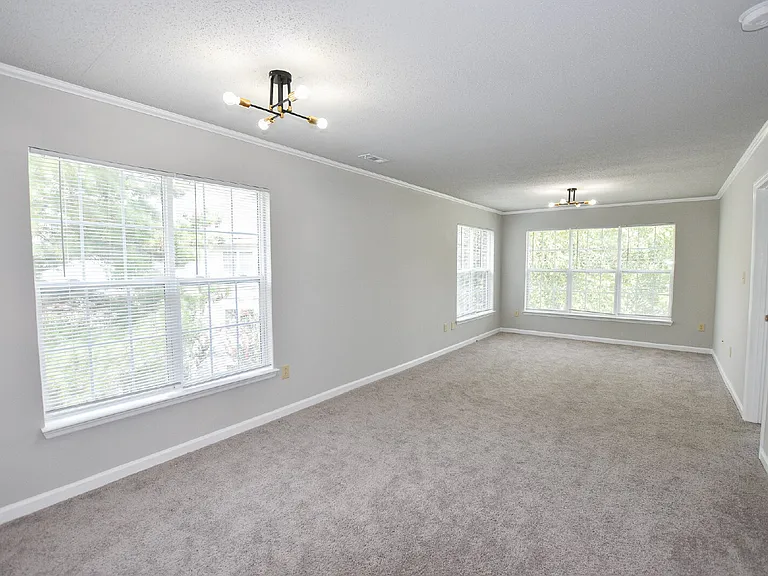 4273 Villas Dr — Photo 2