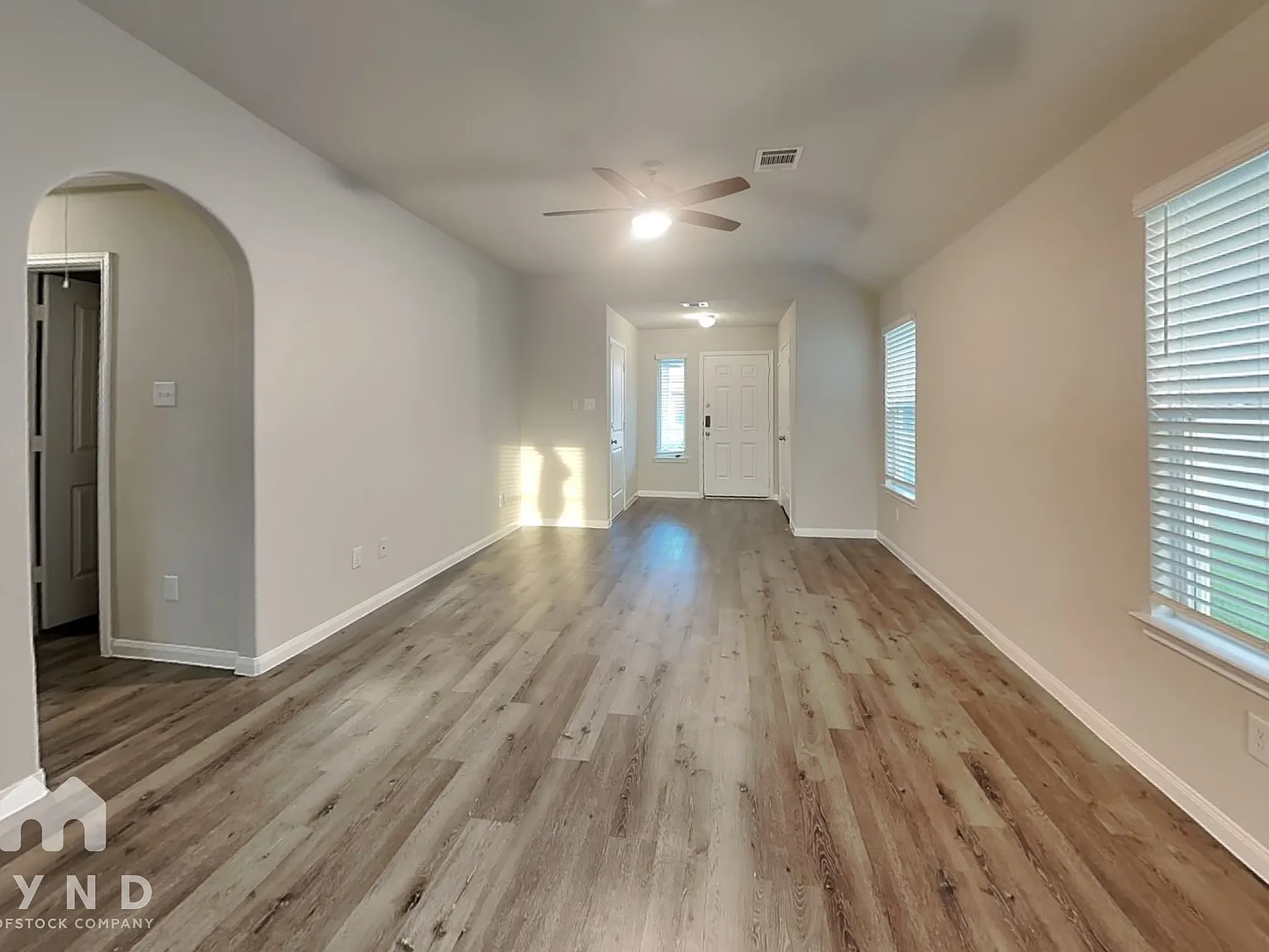 3 bed, 2.0 bath, 1390 sqft, $2,015 — Photo 3