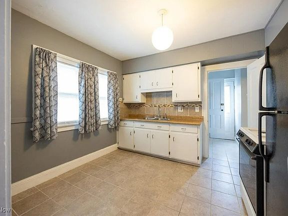 4th image of 2100 Wascana Ave