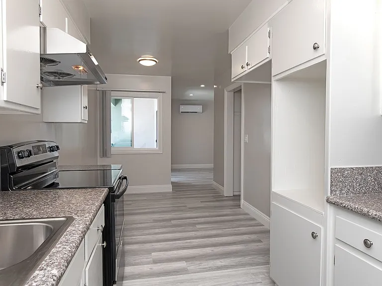 The Broadway Apartments — Photo 13