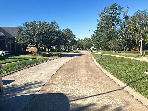 4th image of 906 Lake Spring Way