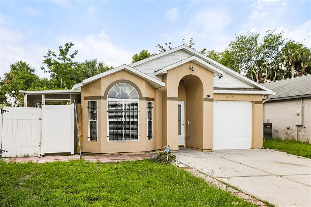 3 bed, 2.0 bath, 1099 sqft, $2,150 — Photo 2