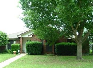 917 Creekview Dr, Mesquite, TX 75181