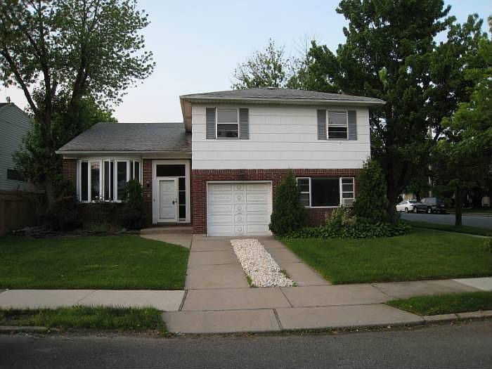 1st image of 325 Thomas St