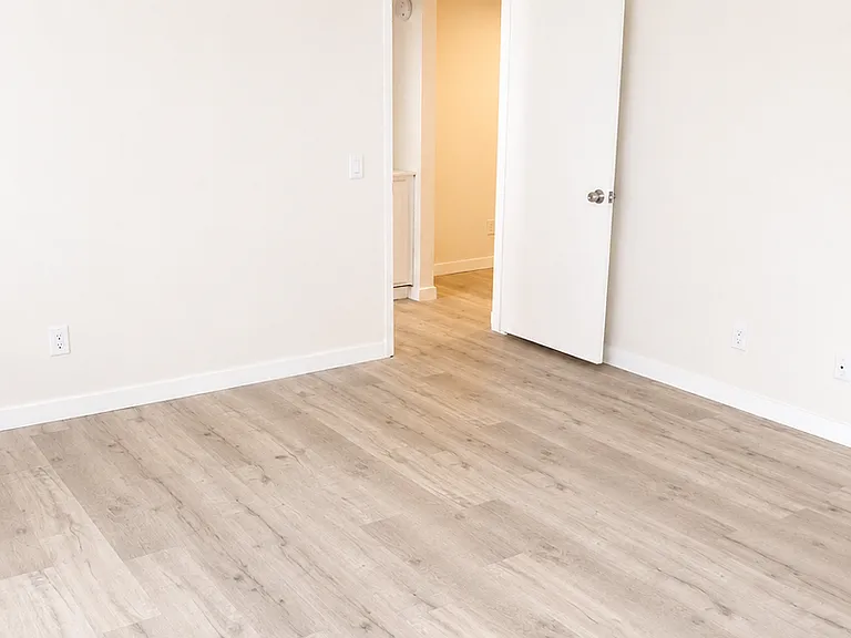 Charming Tudor-Style Apartments in Prime Sherman Oaks Location — Photo 9