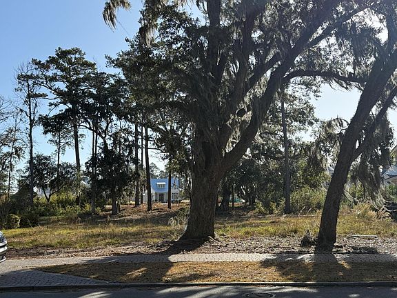 5th image of 225 Vinson Rd