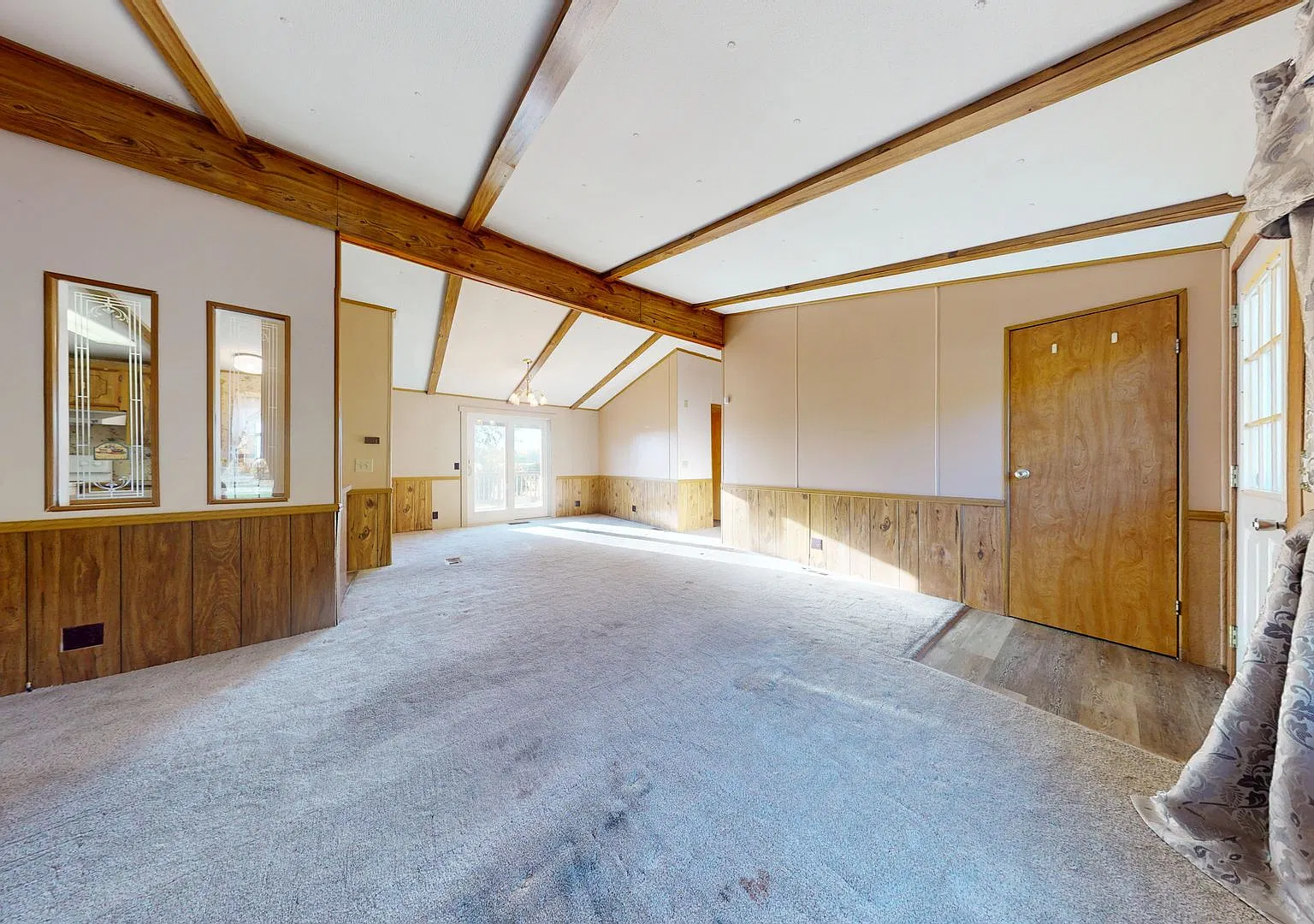 South Central ranch with large garage — Photo 4