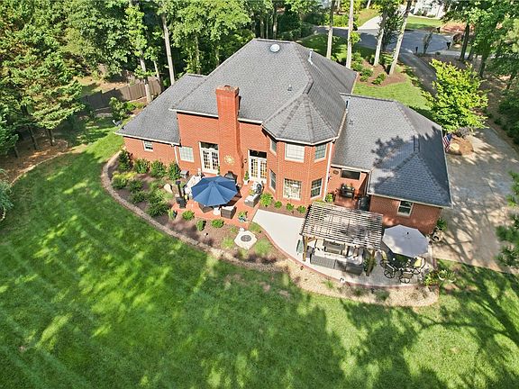 4th image of 110 Hawnes Pl