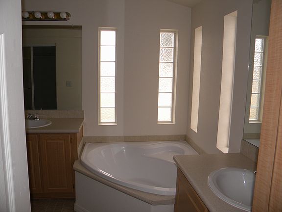 GARDEN TUB IN MASTER BATH
