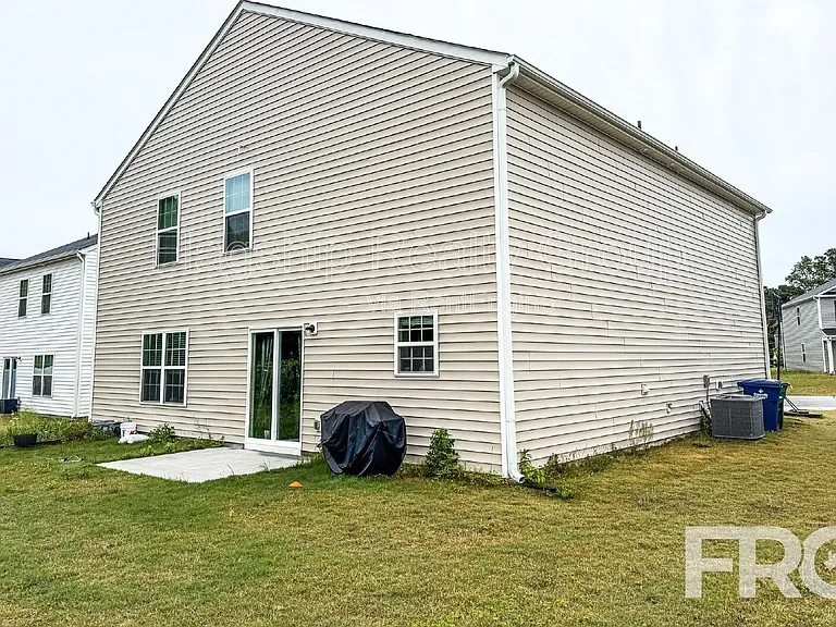 1028 Riverstone Dr — Photo 3