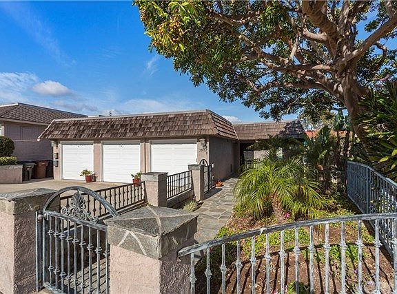 Gated front yard with steps that lead down to your unit. This is a Twin Home with One Up & One Down, no one on either side. One 