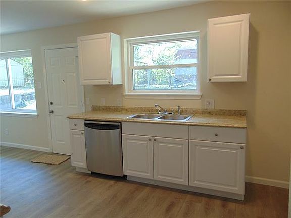 3rd image of 4037 Sun Valley Dr