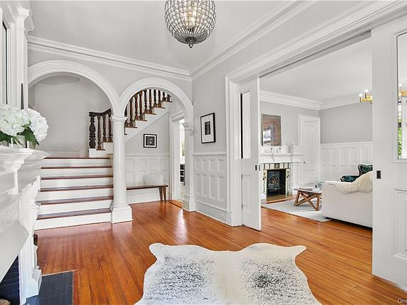 4th image of 30 Woodbine Ave