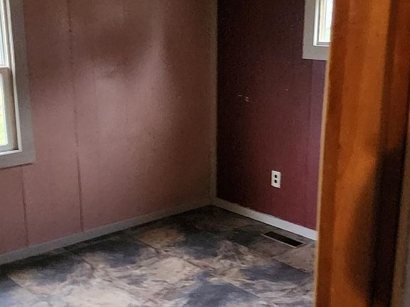 5th image of 9091 Creek Rd