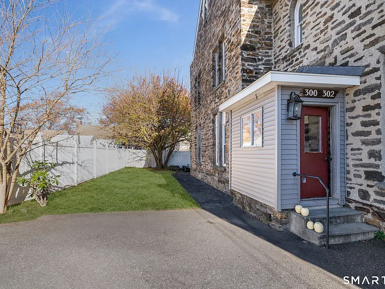 300-302 Soundview Ave — Photo 2