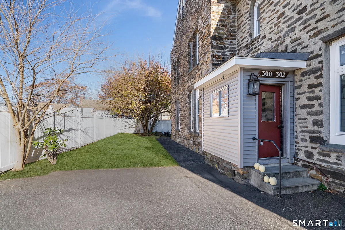 Building Photo - 300-302 Soundview Ave
