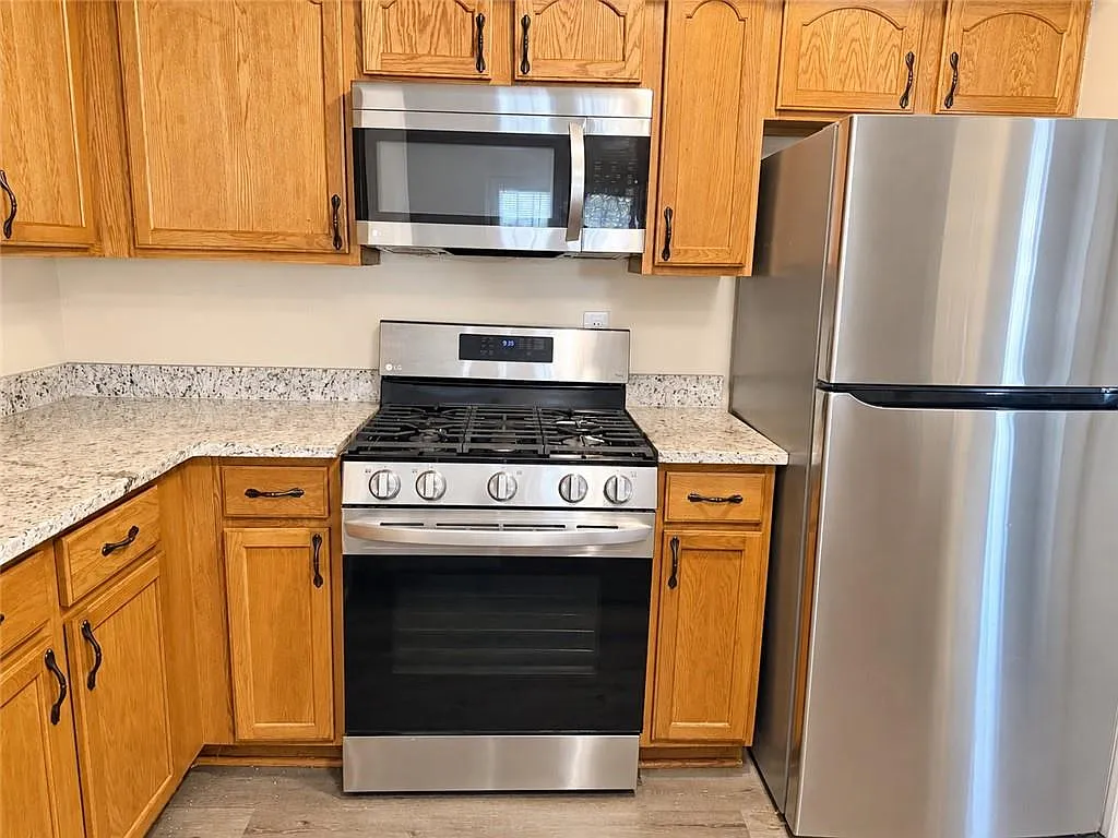 3 bed, 2.5 bath, 1458 sqft, $1,975 — Photo 3
