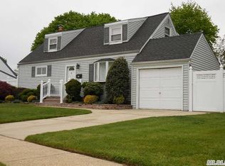 17 Mill Rd, Farmingdale, NY 11735