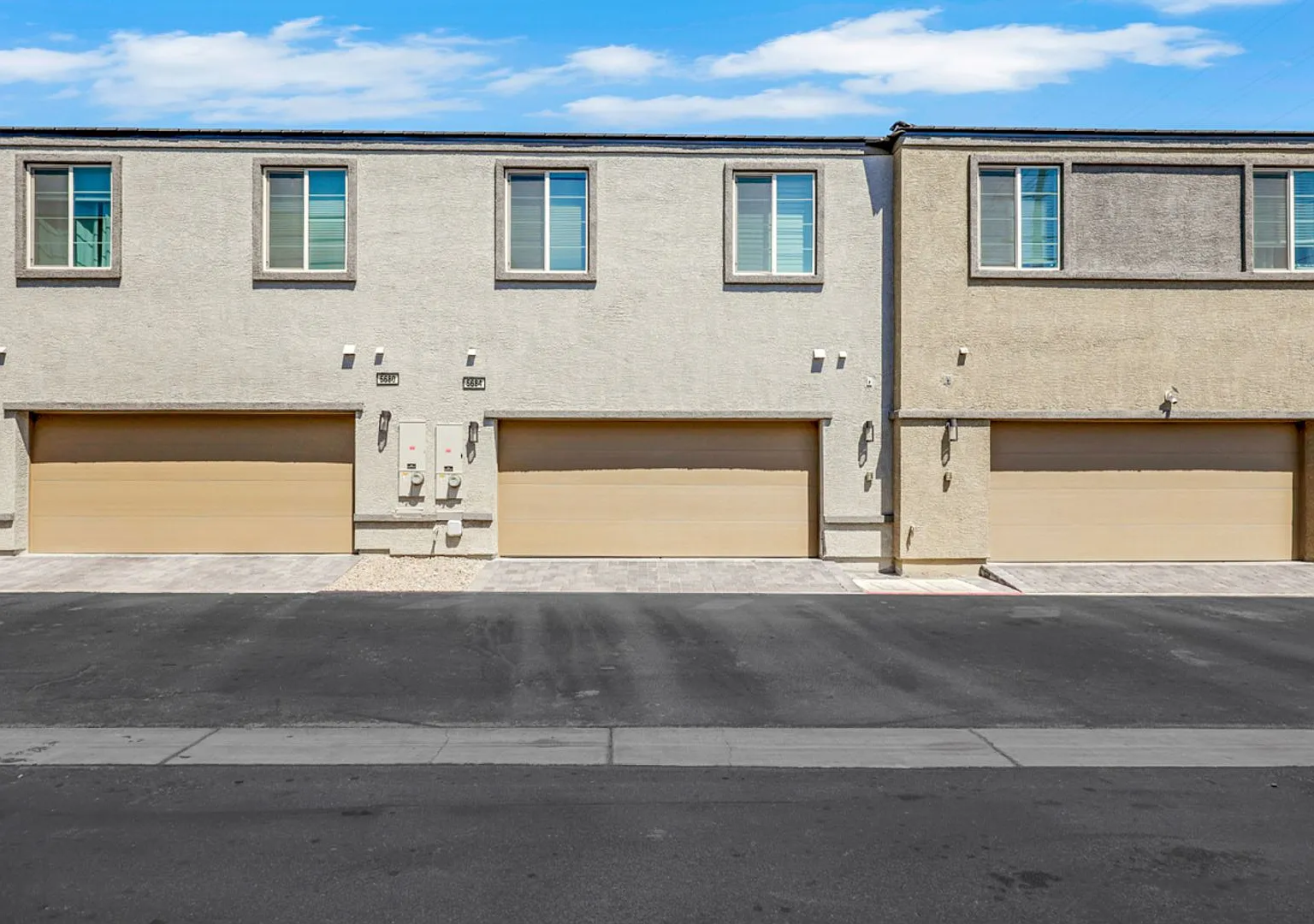 Beautifully Upgraded Home in NW — Photo 2