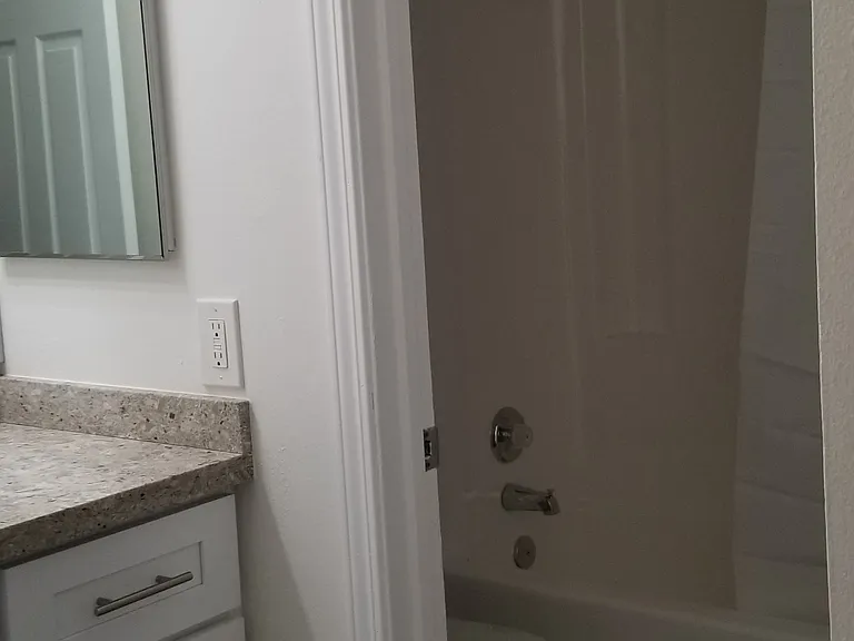 Chateau Gardens Apartments — Photo 20