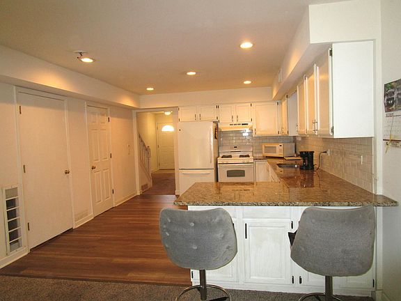 4th image of 324 Brookdale Dr APT B