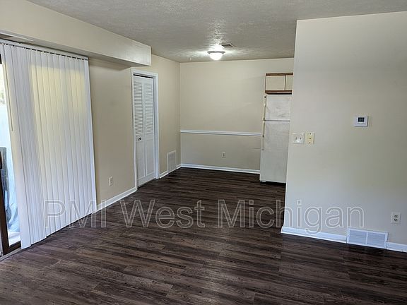 4th image of 6052 In The Pines Dr SE