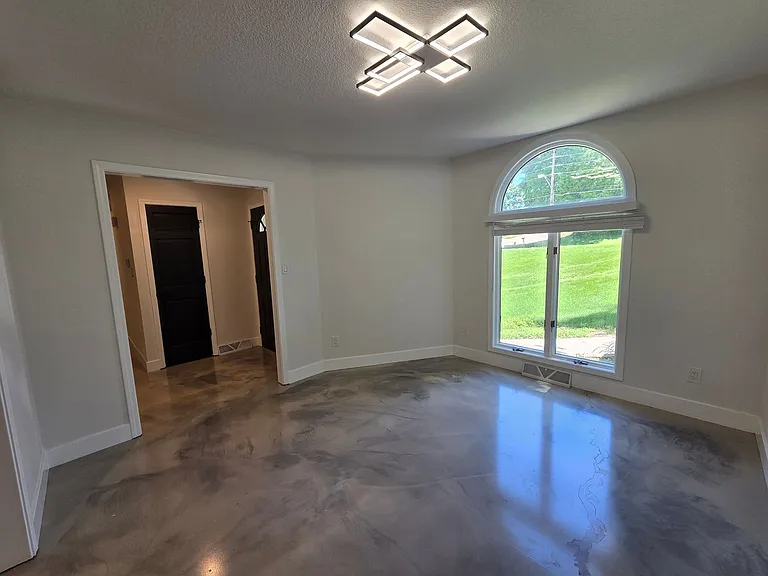2301 Grant Ln — Photo 6
