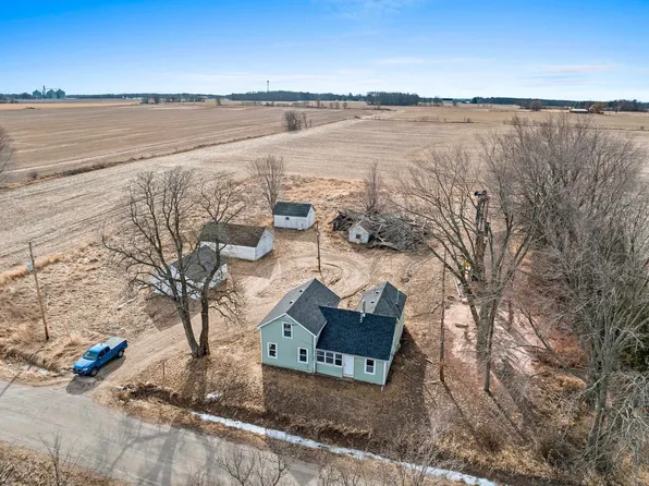 W2433 Cottonville Ct, Berlin, WI 54923