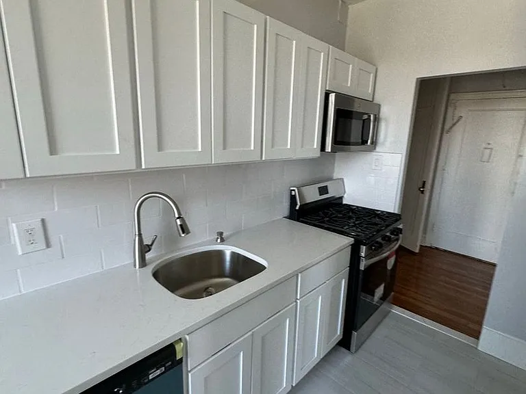 Sevilla Grande - Renovated Units at Journal Square Path — Photo 31