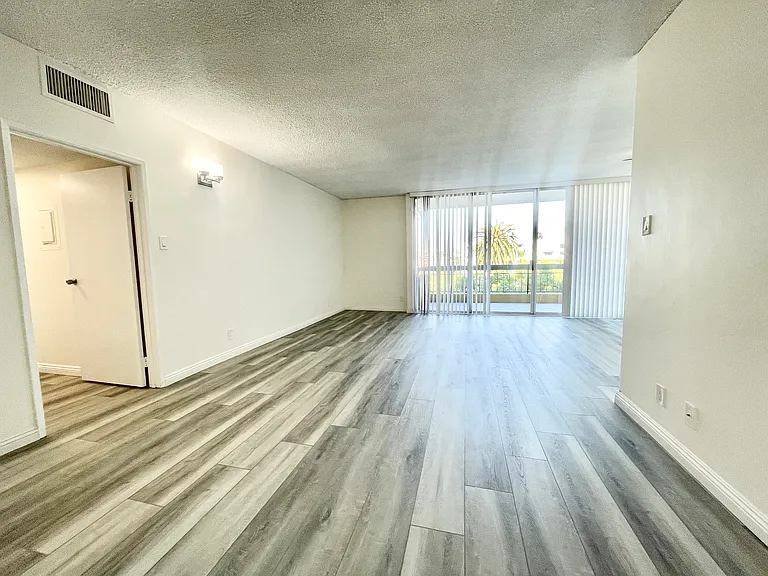 Occidental Towers Apartments — Photo 147