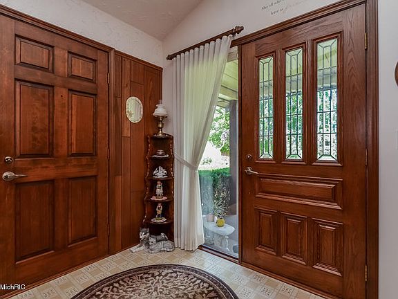 4th image of 2786 Leonard St