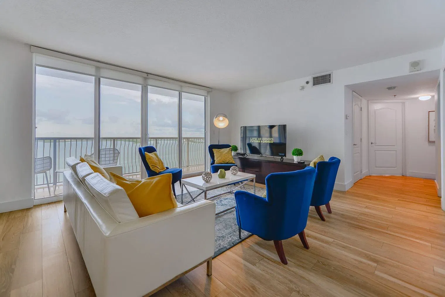 3 bed, 2.0 bath, 1097 sqft, $7,713 — Photo 3