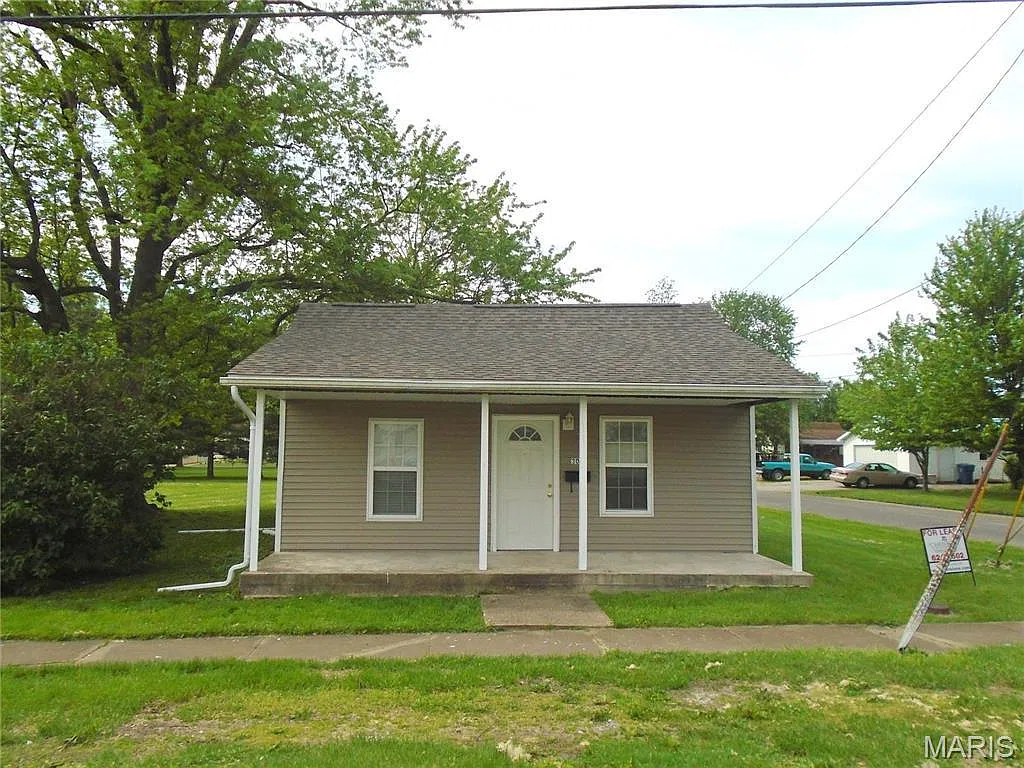2 bed, 1.0 bath, 972 sqft, $700 — Photo 1