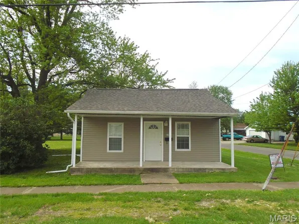 300 E Garfield Dr, Mount Olive, IL 62069