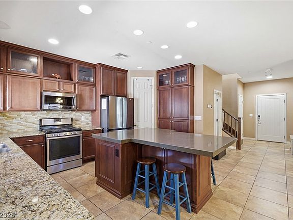 4th image of 3141 Valadon Ave