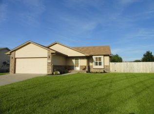 319 Victoria Ct, Newton, KS 67114