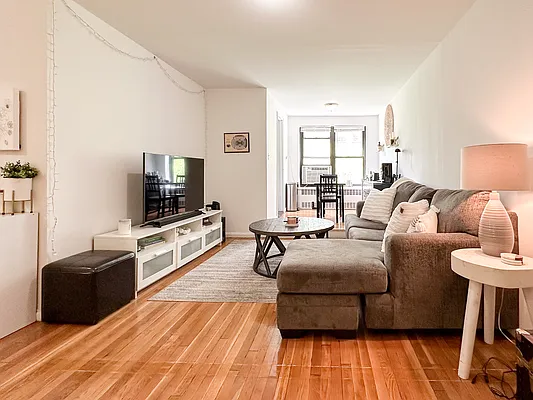 Rented by Oxford Property Group | media 8