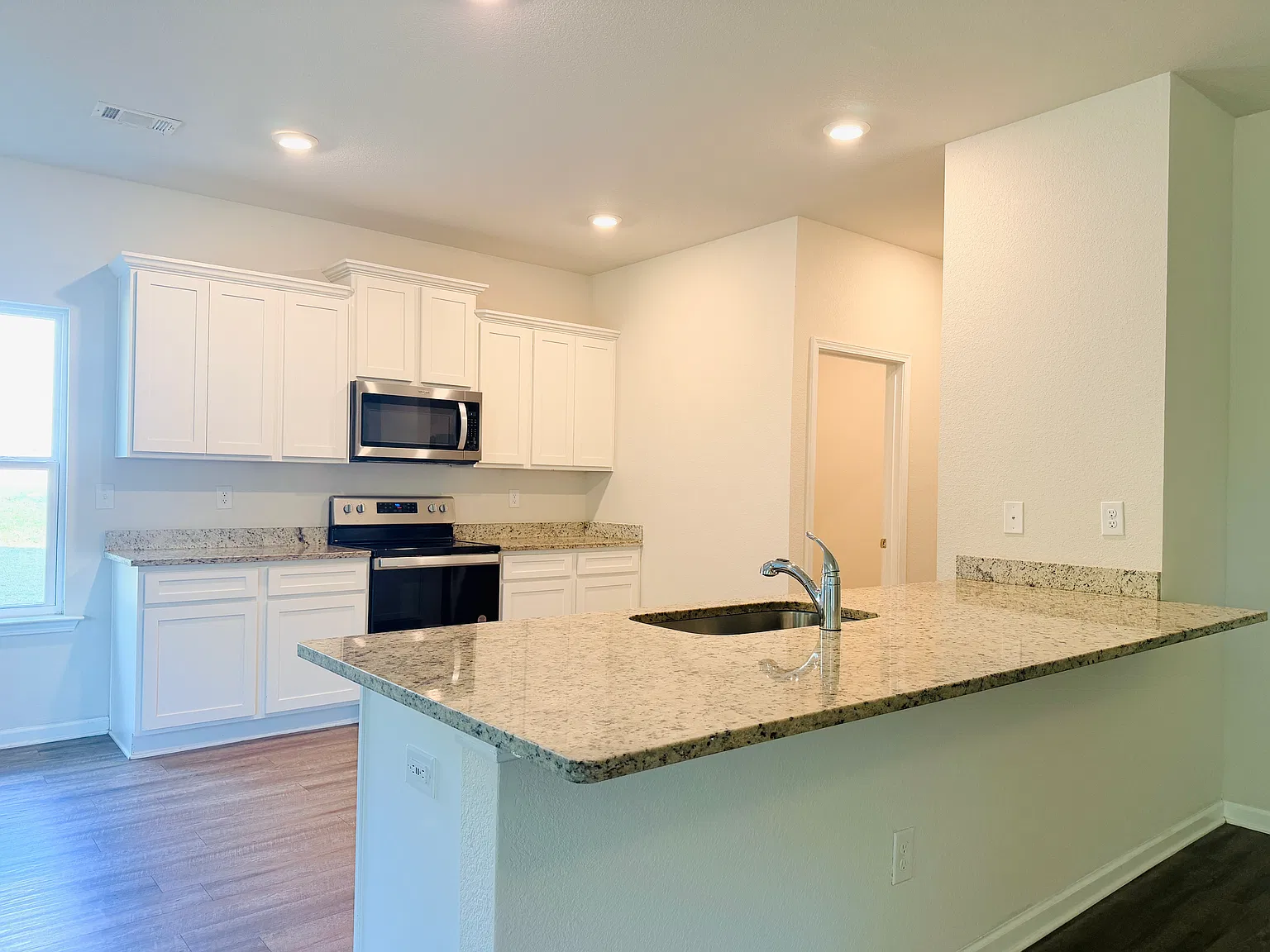 4 bed, 2.5 bath, 2421 sqft, $2,600 — Photo 4