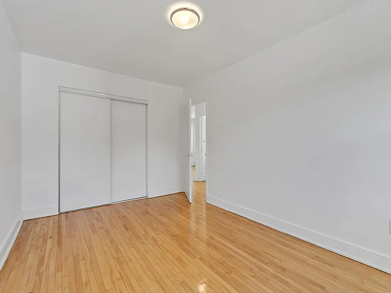 389 Yonge St — Photo 15