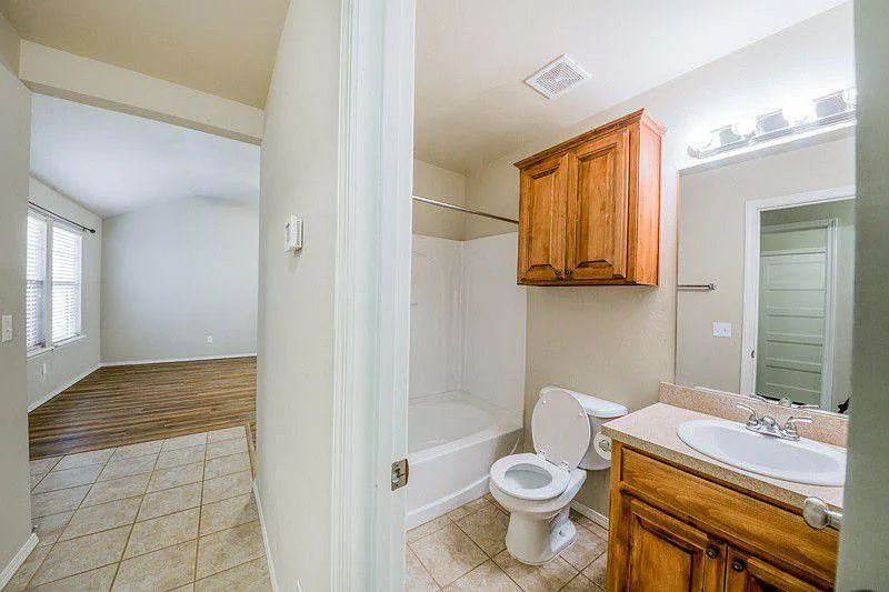 3 bed, 1315 sqft, $1,999 — Photo 3