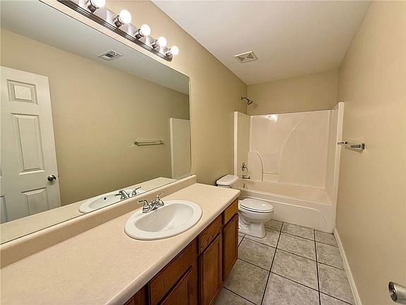 4th image of 298-300 Graystone Cir