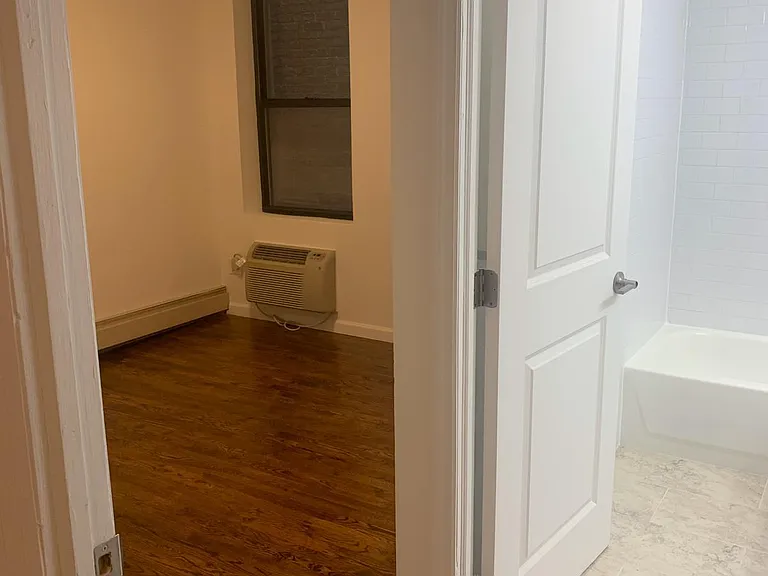 407 W 51st St #4A — Photo 3