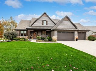 6885 Summerfield Dr, Bettendorf, IA 52722