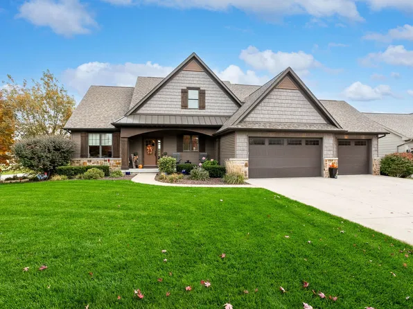 6885 Summerfield Dr, Bettendorf, IA 52722