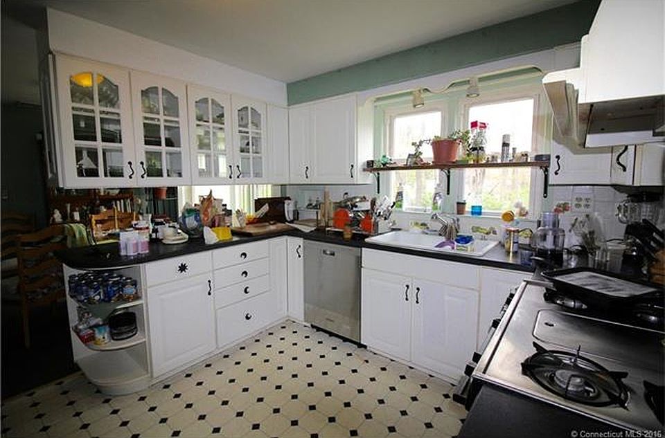 2nd image of 42 Pert St