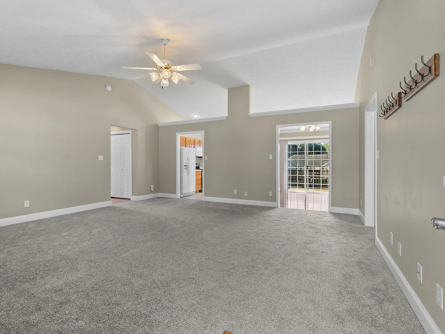 3 bed, 1638 sqft, $2,300 — Photo 3